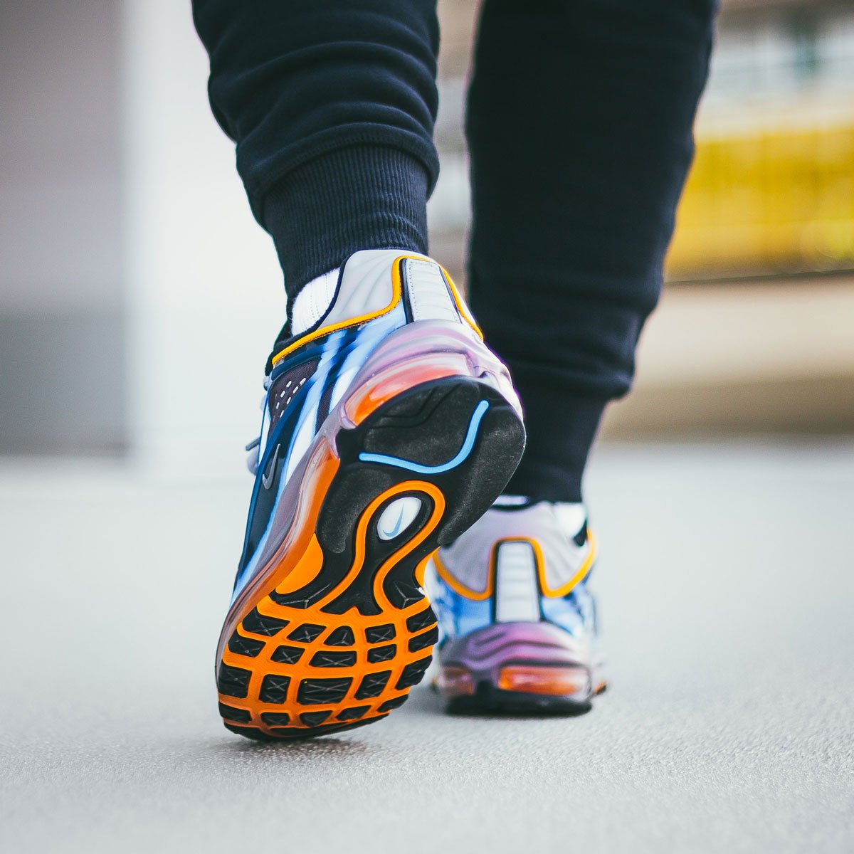 nike air max deluxe on feet