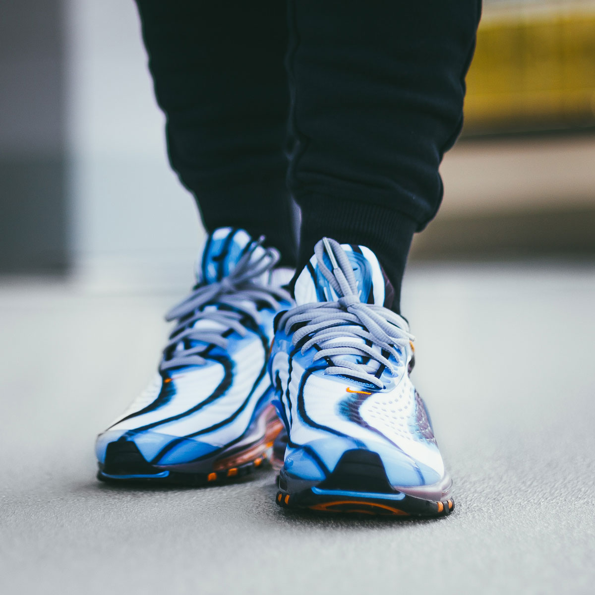 nike air max deluxe on feet